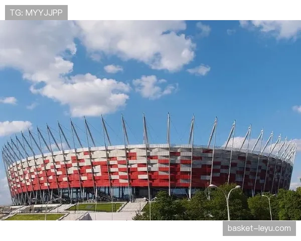 华沙国家球场迎国际盛事，体育迷热情点燃赛场