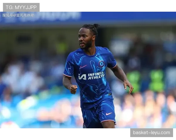 年轻球员凭借斯特林式盘带技术在激烈对抗中引领球队逆转胜局表现稳健